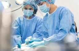 Rząd ubezpiecza medyków pracujących przy epidemii, a umierają nieubezpieczeni