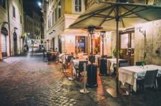 Kolacja w restauracji możliwa, ale nie będzie romantyczna