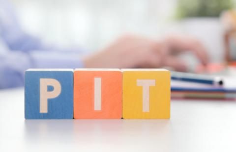 Rekompensata od pracodawcy bez zwolnienia z PIT