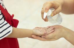 MZ: Sklepy mają zapewnić klientom rękawiczki lub płyn do dezynfekcji rąk