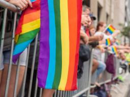 Amnesty: Ataki na osoby LGBT to w Polsce codzienność