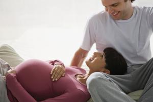 Coraz więcej szpitali „odmraża” porody rodzinne
