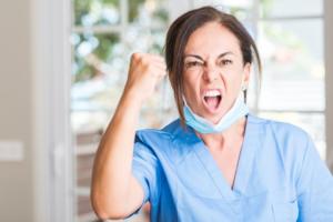 Amnesty: Personel medyczny umiera  i jest zastraszany