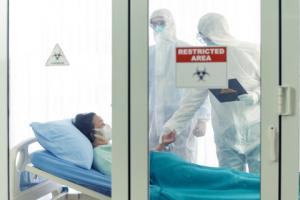 Nakaz pracy w jednym miejscu dla personelu zajmującego się COVID-19 trochę złagodzony