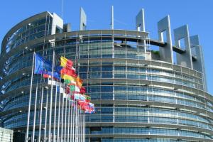 PE chwali fundusz odbudowy, ale krytykuje budżet i osłabienie warunku praworządności 