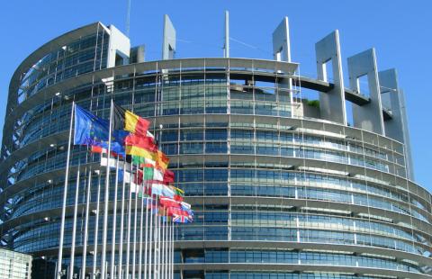 PE chwali fundusz odbudowy, ale krytykuje budżet i osłabienie warunku praworządności 
