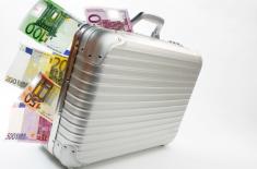 Gotówkę przewożoną w bagażu trzeba zgłosić