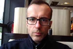 Tęczowa flaga na pomniku - znieważenie czy uprawniony protest? 