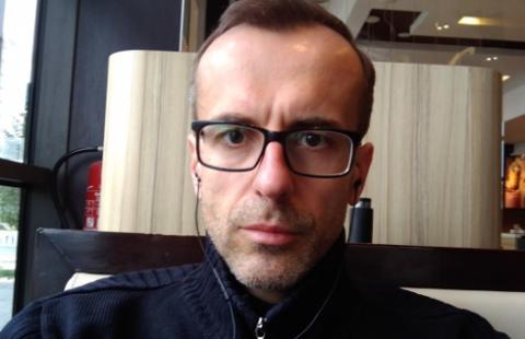 Tęczowa flaga na pomniku - znieważenie czy uprawniony protest? 