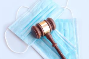 Maseczki na sali rozpraw - w sądach, jak w społeczeństwie, poglądy różne