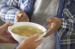 Program „Posiłek w szkole i w domu” wspiera uczniów i osoby starsze