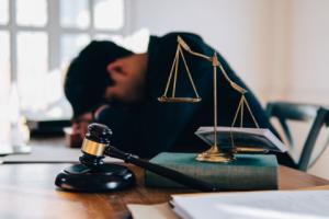 Egzamin zdany, a toga na wieszaku - rynek prawniczy zniechęca do zawodu