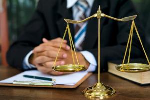 Pisemne zeznania coraz bardziej popularne w sądach, chociaż prawnicy mają wątpliwości