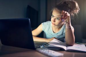 Coraz więcej szkół przechodzi na zdalne nauczanie