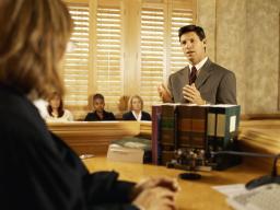 Emocje na sali sądowej - ludzie różnie reagują na wyroki