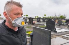 Gminy mogą zamknąć cmentarze, ale na razie apelują i czekają na decyzje rządu