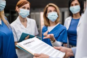 Wojsko, prywatne szpitale i zagraniczni lekarze mają wesprzeć walkę z epidemią