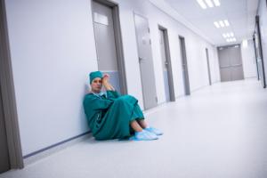 Antycovidowa tarcza ma chronić lekarza, ale pacjenta niekoniecznie