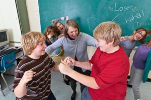 Przy przemocy rówieśniczej trzeba pomóc obu stronom