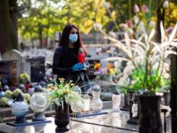 Rząd zamyka cmentarze na najbliższe trzy dni