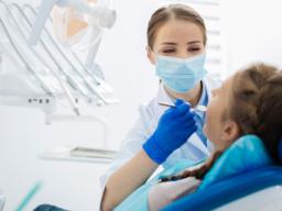 SN: Dentysta z zakazem wykonywania implantów