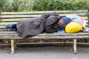 COVID zagrożeniem dla bezdomnych – minister rodziny apeluje do wojewodów o wsparcie