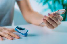 Pulsoksymetry mają monitorować zagrożenie koronawirusem - Polacy rzucili się do sklepów