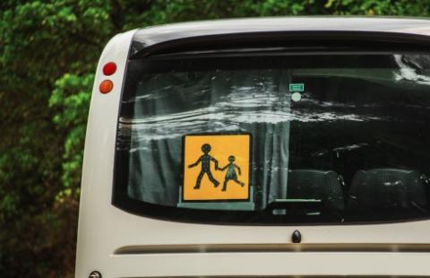 Dzieci w domach, szkoły puste, gimbusy jadą na stratach