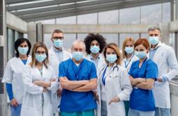 Druga pensja dla medyków walczących z epidemią już za listopad