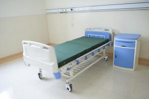 Szpitale tymczasowe ułatwiają "odmrażanie" łóżek dla pacjentów niecovidowych