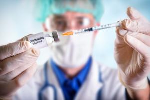 NFZ rezygnuje z części wymagań wobec wykonawców szczepień