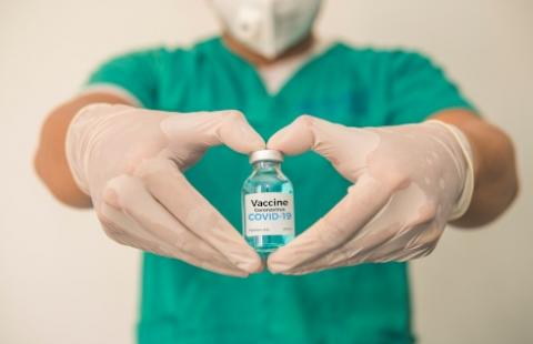 Narodowy program szczepienia kadr medycznych to porażka