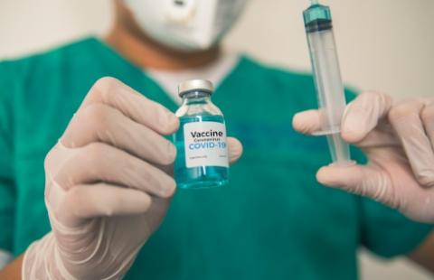 Rząd uruchomi szpitale tymczasowe i zaszczepi w nich medyków