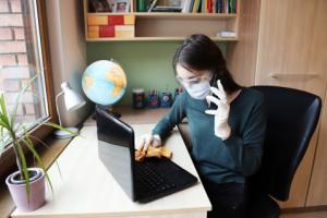 Raport: Po pandemii firmy nie chcą przechodzić w pełni na pracę zdalną