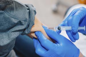 Ruszyły zapisy seniorów 70+ na szczepienia przeciw COVID-19