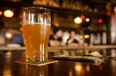 Rząd chce odbierać klubom koncesje na alkohol, ale dla gmin pandemia to nie powód