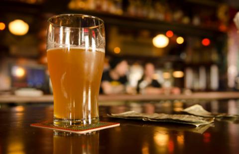 Rząd chce odbierać klubom koncesje na alkohol, ale dla gmin pandemia to nie powód