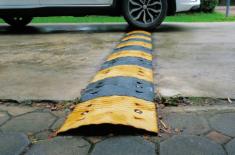 Sąd: Zarządca drogi powinien oznaczyć „śpiącego policjanta”