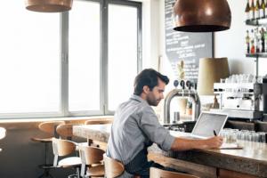 Puby, bary, kluby z ulgami w opłatach za alkohol, kolejne miasta idą im na rękę