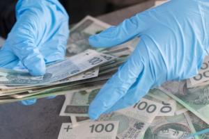 Pandemia dziurawi budżet NFZ. Będzie mniej pieniędzy na świadczenia i wynagrodzenia