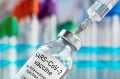 Szczepienia: Osoby 70 plus czekają na Pfizera, dla pozostałych Astra Zeneca