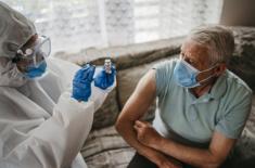 Samorząd lekarski: Tylko lekarz może badać i kwalifikować do szczepienia