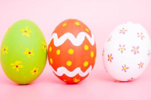 Pisanka pisance nierówna - ta w barwach unijnych "wychodzi" z klatek