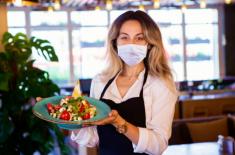 Wicepremier chce otwierać usługi dla zaszczepionych, branża oczekuje realnej pomocy