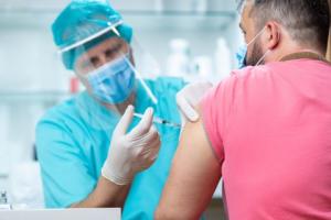 Dwa punkty szczepień w powiecie poza placówkami medycznymi i 100 zaszczepionych