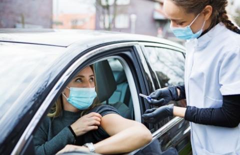 Punkty szczepień drive-thru - są wytyczne resortu zdrowia