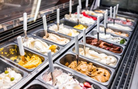 Promocja lodów ściąga tłumy dzieci do sklepów - problem zdrowotny czy prawny?