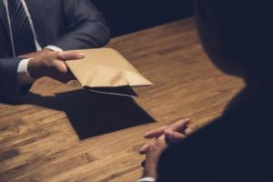 Walka z korupcją to także problem firm - nie warto go lekceważyć