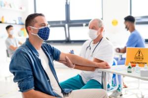 Lepiej zachęcać pracowników do szczepień, niż ich zmuszać