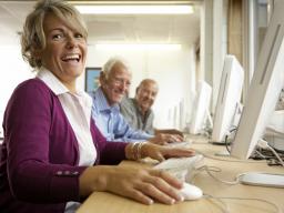 Seniorzy coraz bardziej cyfrowi – już trzy czwarte z nich otrzymuje świadczenia z ZUS na konto